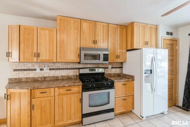 1614 Hitching Post Ln, Davenport, IA 52806 - photo 7