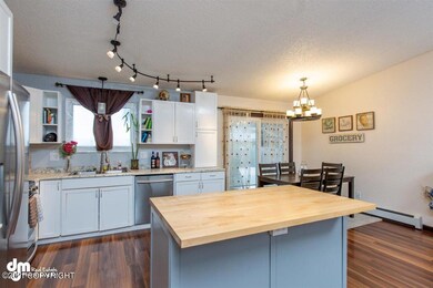 Kitchen w/ Moveable island