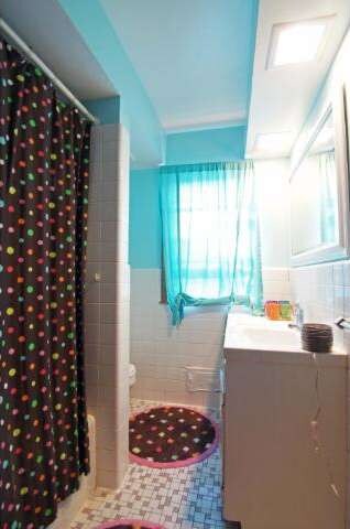 Main level bath.