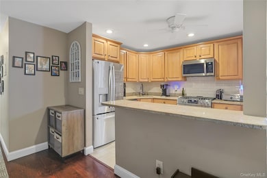 64 Parkside Dr unit B, Suffern, NY 10901 - photo 5