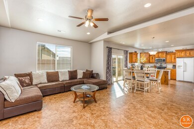 6 Living Room & Kitchen