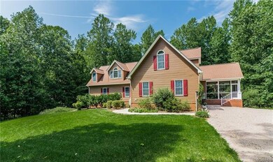 Vinyl siding, Sidewalk, Lots of parking, Screened 