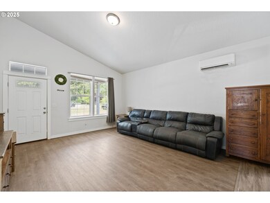 Living Room/Entrance