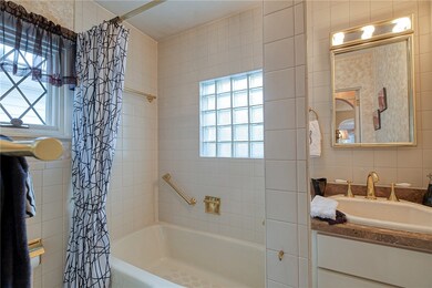 Full bath with tub on the main level