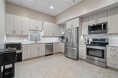 Kirkwood Circle unit 805, Kansas City, MO 64112 - photo 6