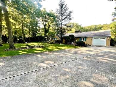 Spacious Front Yard