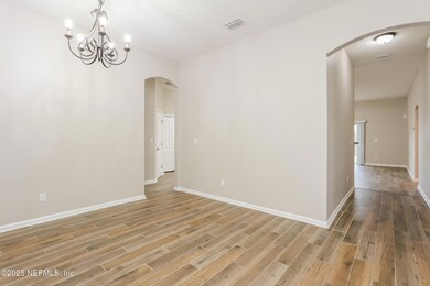 005-photo-dining-room-10613424