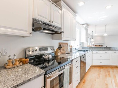 Wonderful kitchen with new granite...
