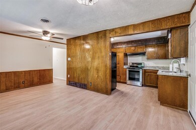 709 Brookfield Dr, Hurst, TX 76053 - photo 4