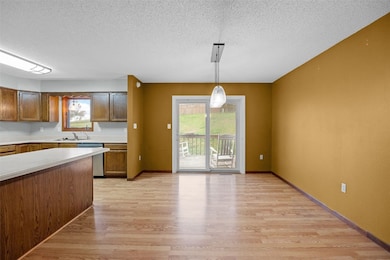 1041 Hutton Hill Dr, Marion, IA 52302 - photo 5