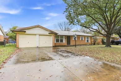 214 NW Jill Ann Dr, Burleson, TX 76028 - photo 3