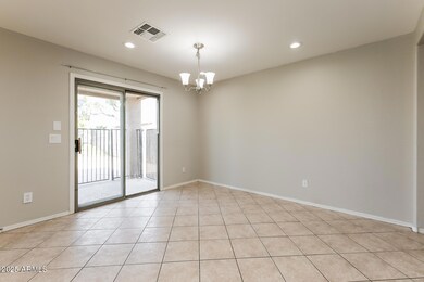 006-photo-dining-room-13608365