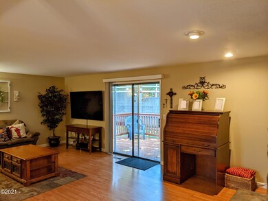 982 SE Loren - Living-a