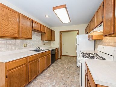 3400 Meadow Crest Cir, Gurnee, IL 60031 - photo 4