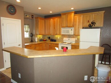 Kitchen w/breakfast bar