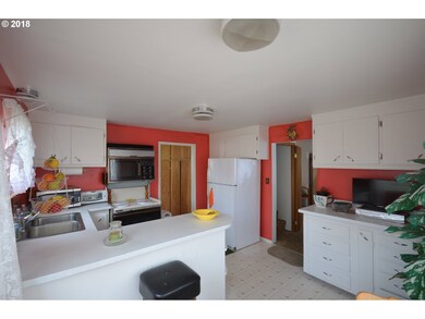 611 W 8th St, the Dalles, OR 97058 - photo 2