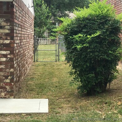 Side view leading to the backyard.