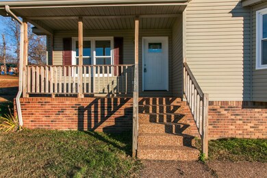 315 Sara Acres Dr, Tennessee Ridge, TN 37178 - photo 4