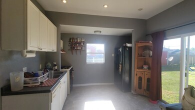 204 W Stewart St, Swayzee, IN 46986 - photo 2