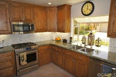 Gorgeous Remodeled Kitchen!! Wood cabinets, granit