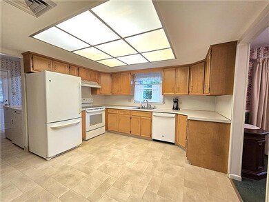 294 Flagstone Dr, Bethlehem, PA 18017 - photo 7