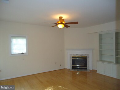 2225 Journet Dr, Dunn Loring, VA 22027 - photo 4