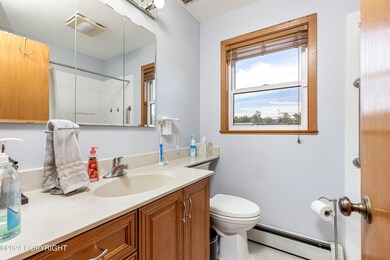Upstairs Bath-20240731-0035