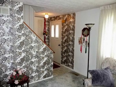 Entry/Foyer.