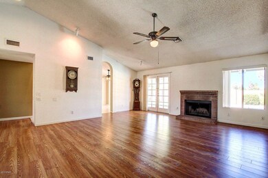 Living/dining w/ vaulted ceilings