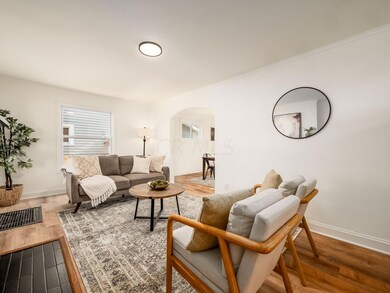 008_1_N 1321 E Kossuth St 001