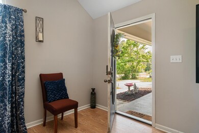 10-web-or-mls-122_Ferncrest_Loop-10
