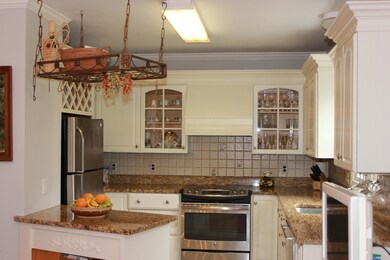Island w. Granite Countertops