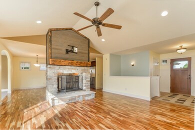 005-Living_Room-4870446-medium