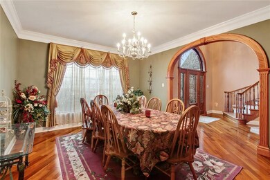 Archway is repeated in the entryway to the dining