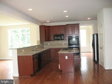 11510 Old Pond Dr, Glenn Dale, MD 20769 - photo 3