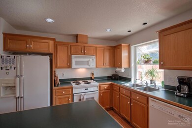 2608 SW Volcano Ave, Redmond, OR 97756 - photo 6