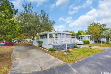 Manufactured / mobile home with aphalt driveway