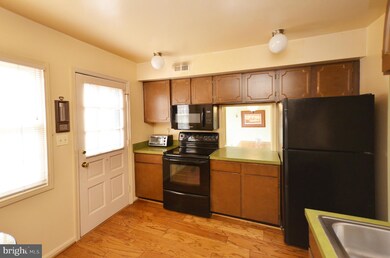 8403 Forrester Blvd, Springfield, VA 22152 - photo 4