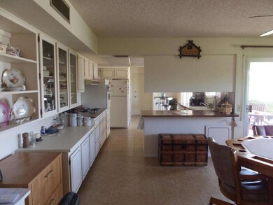 KITCHEN / FAMILY ROOM
