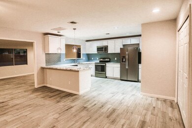 Kitchen w Open Floor Plan