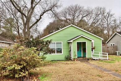 815 W Willis St, Alvin, TX 77511 - photo 2