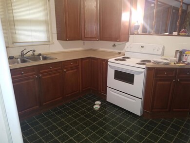 305 Chestnut Dr, Shelbyville, TN 37160 - photo 2