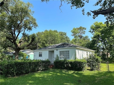 View of front facade featuring a front lawn