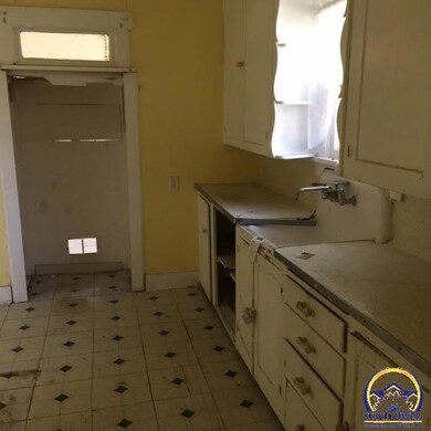 2216 SW Fillmore St, Topeka, KS 66611 - photo 4