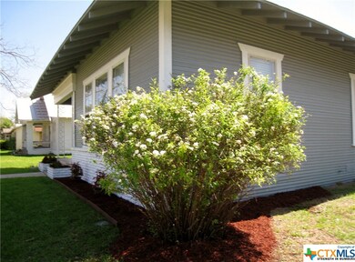 609 E Weinert St, Seguin, TX 78155 - photo 3