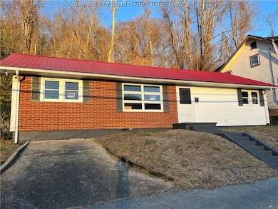601 Locust St, Logan, WV 25601 - photo 2