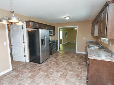 611 Orr St, Manchester, TN 37355 - photo 4