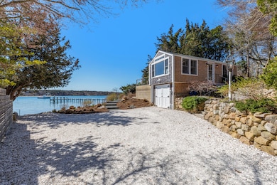 Waterfront Cottage on Lagoon Pond