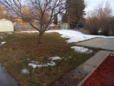 Huge back yard w/patio<|><|>