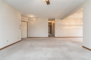 4635 Westchester Dr NE unit B, Cedar Rapids, IA 52402 - photo 4